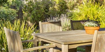 Meubles en teck de jardin : conseils et astuces pour un entretien durable