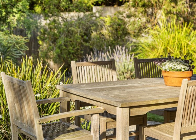 Meubles en teck de jardin : conseils et astuces pour un entretien durable