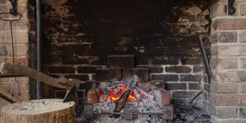 Recycler les cendres de cheminée : 5 astuces malignes pour votre jardin