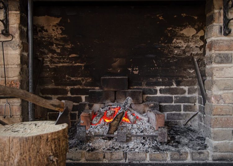 Recycler les cendres de cheminée : 5 astuces malignes pour votre jardin