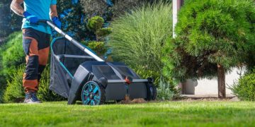 Printemps au jardin : quand et comment tondre sa pelouse pour des résultats parfaits