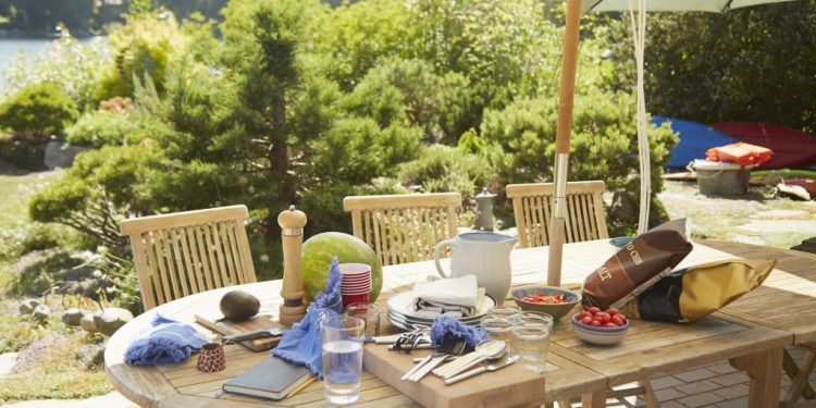 Mobilier de jardin en teck : les astuces incontournables pour un entretien longue durée