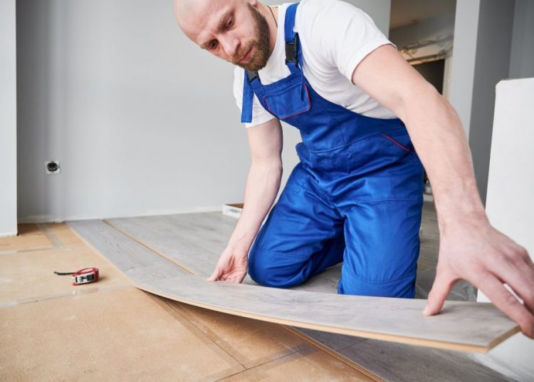 Comment poser un sol stratifié soi-même : le guide complet pour un résultat pro