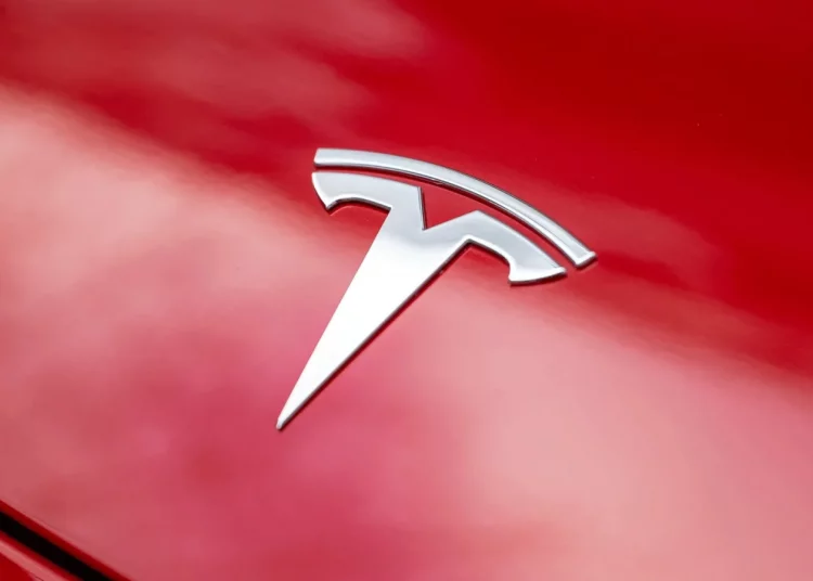 Subventions gelées, Tesla éclaboussée : le Canada lance l’offensive