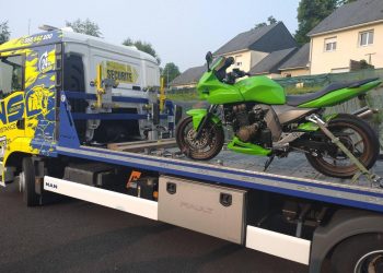 À 77 ans, cet anglais joue la pole position… sur une départementale en Corrèze