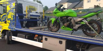 À 77 ans, cet anglais joue la pole position… sur une départementale en Corrèze