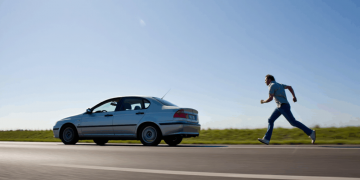 Il s’arrête pour un petit besoin sur l’autoroute,  sa voiture part toute seule et finit dans la barrière de sécurité