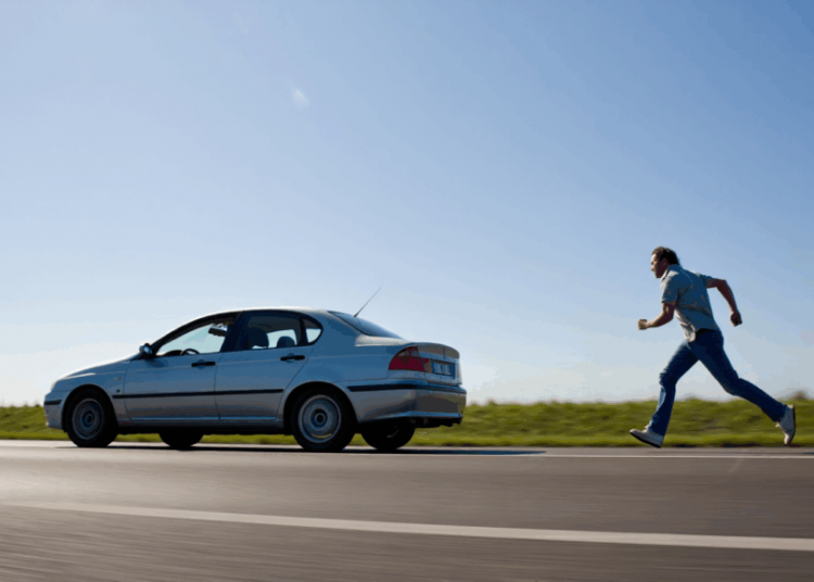 Il s’arrête pour un petit besoin sur l’autoroute, sa voiture part toute seule et finit dans la barrière de sécurité