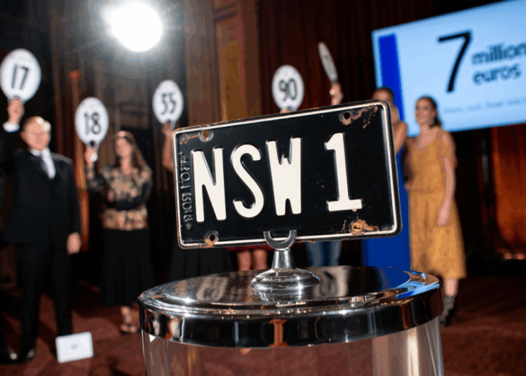 Une plaque d’immatriculation vendue 7 millions d’euros : plus chère qu’une Bugatti