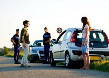 Contrôlé à 128 km/h, il appelle une amie à la rescousse… qui arrive sans assurance