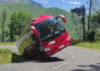 Frayeur dans les Pyrénées : un car bordelais manque de basculer dans un virage de montagne