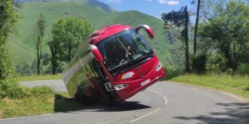 Frayeur dans les Pyrénées : un car bordelais manque de basculer dans un virage de montagne