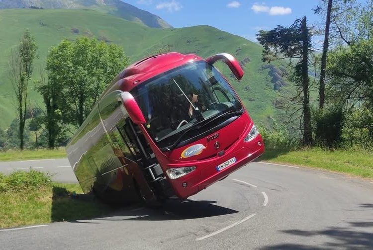 Frayeur dans les Pyrénées : un car bordelais manque de basculer dans un virage de montagne