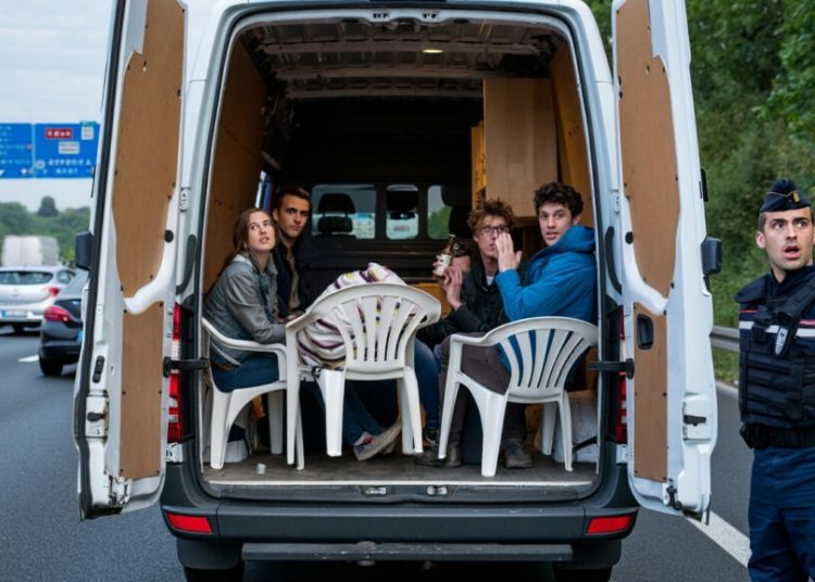 Sur l’A1, ils voyagent à 130 km/h dans une fourgonnette… assis sur des chaises de jardin
