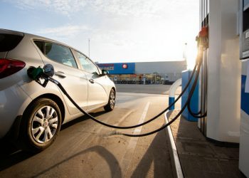 Elle fait le plein… et repart avec le pistolet GPL accroché à sa voiture