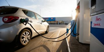 Elle fait le plein… et repart avec le pistolet GPL accroché à sa voiture