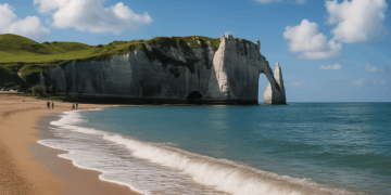 Plage à Étretat : Découvrez les falaises et leurs plages emblématiques