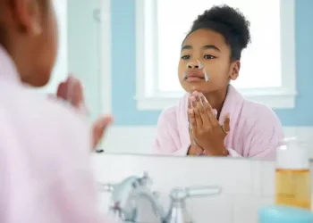 Routine skincare : à quel âge commencer (sans en faire trop) ?