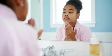 Routine skincare : à quel âge commencer (sans en faire trop) ?