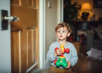À quel âge un enfant peut-il rester seul à la maison ? Ce que dit la loi