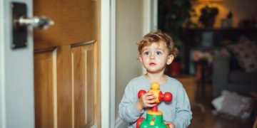 À quel âge un enfant peut-il rester seul à la maison ? Ce que dit la loi