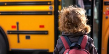 À quel âge un enfant peut-il aller seul à l’école ? Les règles et le bon sens