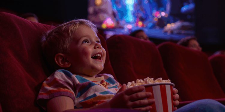 La première expérience d’un enfant au cinéma : 7 astuces pour en faire un souvenir inoubliable
