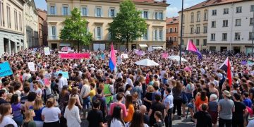 Villefranche-sur-Saône : Plus de 100 manifestants réunis pour célébrer la Journée des Droits