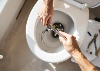 Réparer une chasse d’eau qui coule : 5 pannes résolues en 10 minutes