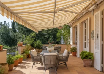 Comment réparer un store extérieur déchiré par le vent : guide complet du rapiéçage invisible