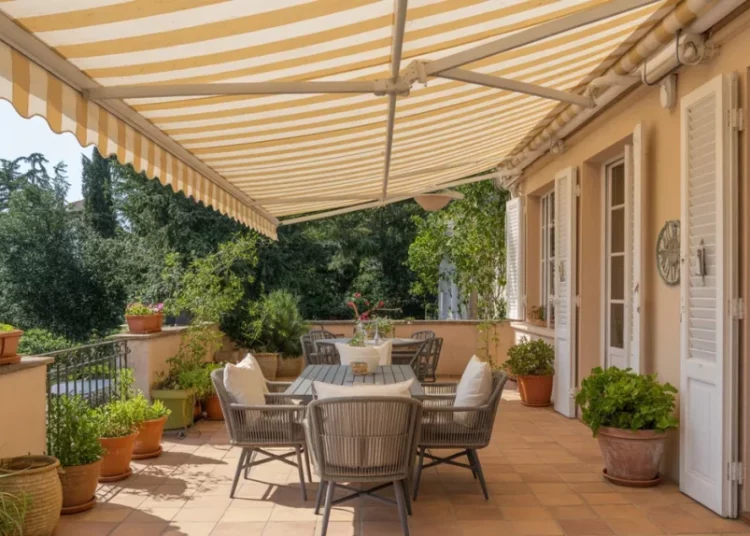 Comment réparer un store extérieur déchiré par le vent : guide complet du rapiéçage invisible