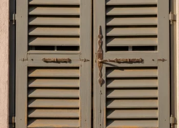 Réparer un volet battant en bois gonflé par l’humidité : guide complet