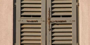 Réparer un volet battant en bois gonflé par l’humidité : guide complet