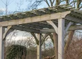 Réparer une pergola en bois abîmée par l’hiver : guide complet de restauration