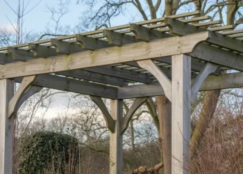 Réparer une pergola en bois abîmée par l’hiver : guide complet de restauration