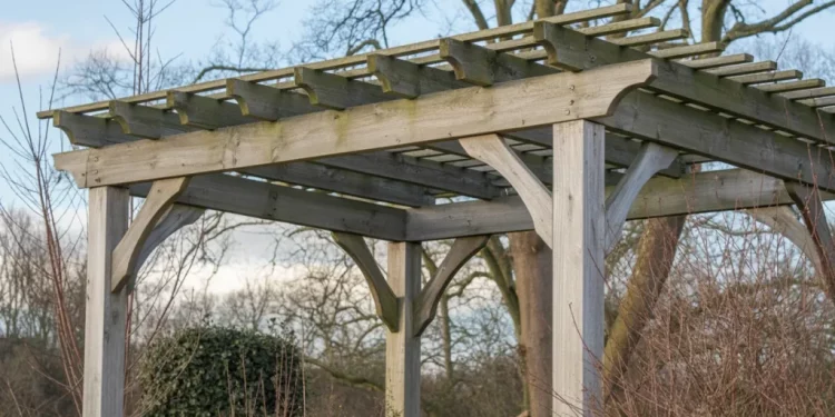 Réparer une pergola en bois abîmée par l’hiver : guide complet de restauration
