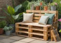 Comment fabriquer un banc de jardin avec rangement en palettes recyclées