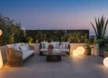 Comment installer un éclairage de terrasse adaptatif selon l’heure et la météo