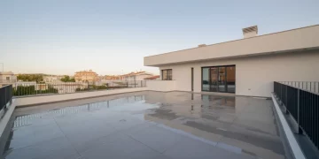 Comment réparer un toit terrasse qui forme des poches d’eau après la pluie