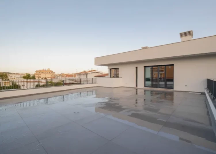 Comment réparer un toit terrasse qui forme des poches d’eau après la pluie