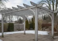 Réparer une pergola en aluminium déformée : guide complet après les intempéries