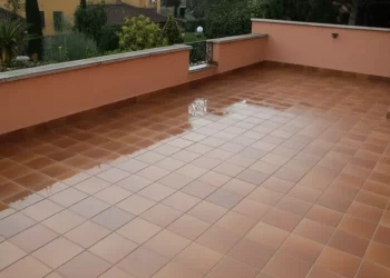 Imperméabiliser une terrasse carrelée fissurée sans tout déposer : produits et méthodes