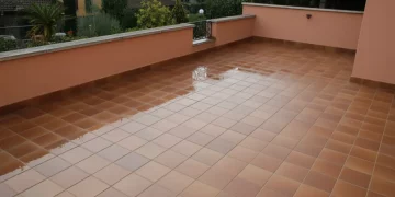 Imperméabiliser une terrasse carrelée fissurée sans tout déposer : produits et méthodes