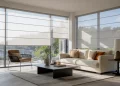 Installer une protection automatique anti-UV pour fenêtres avec capteur solaire