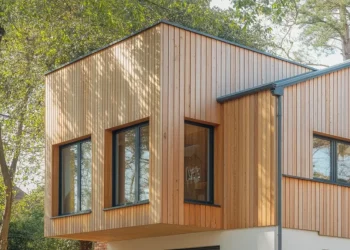 Poser un bardage bois extérieur : fixation, traitement et ventilation
