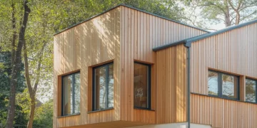 Poser un bardage bois extérieur : fixation, traitement et ventilation