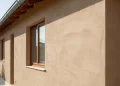 Poser un enduit de façade soi-même : technique et matériaux pour un résultat pro