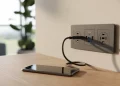 Remplacer une prise électrique par une prise USB-C intégrée : câblage et normes 2026