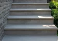 Réparer des fissures dans un escalier béton extérieur : 4 techniques selon la gravité