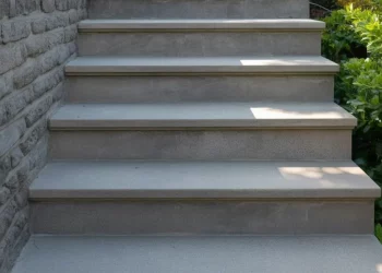 Réparer des fissures dans un escalier béton extérieur : 4 techniques selon la gravité